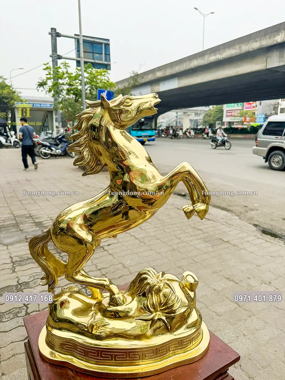 Từng họa tiết hoa văn trên linh vật được chạm khắc sắc nét